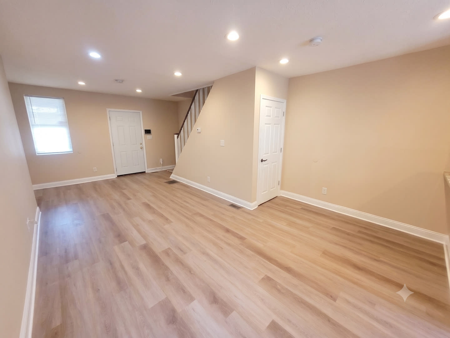 ⭐⭐⭐ UPDATED COZY 3 BEDROOMS AND 1.5 BATH HOME LOCATED IN NORTHEAST/LAWNCREST!!! ⭐⭐⭐ – photo 2