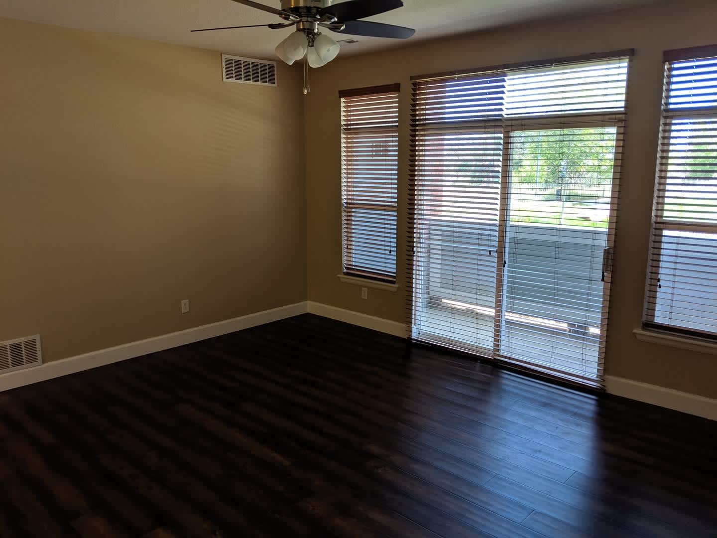 Beautiful Ground Floor Condo, Steps From Light Rail – photo 4