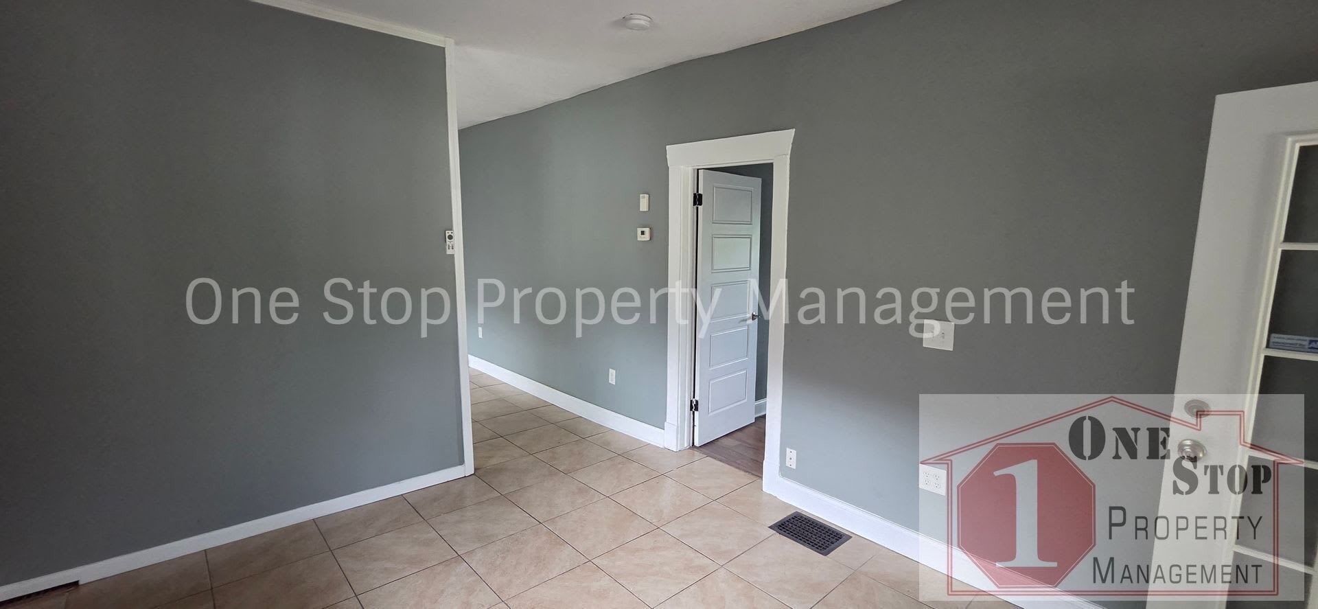 Beautiful 3 Bedroom 2 Bathroom in KCMO! – photo 2
