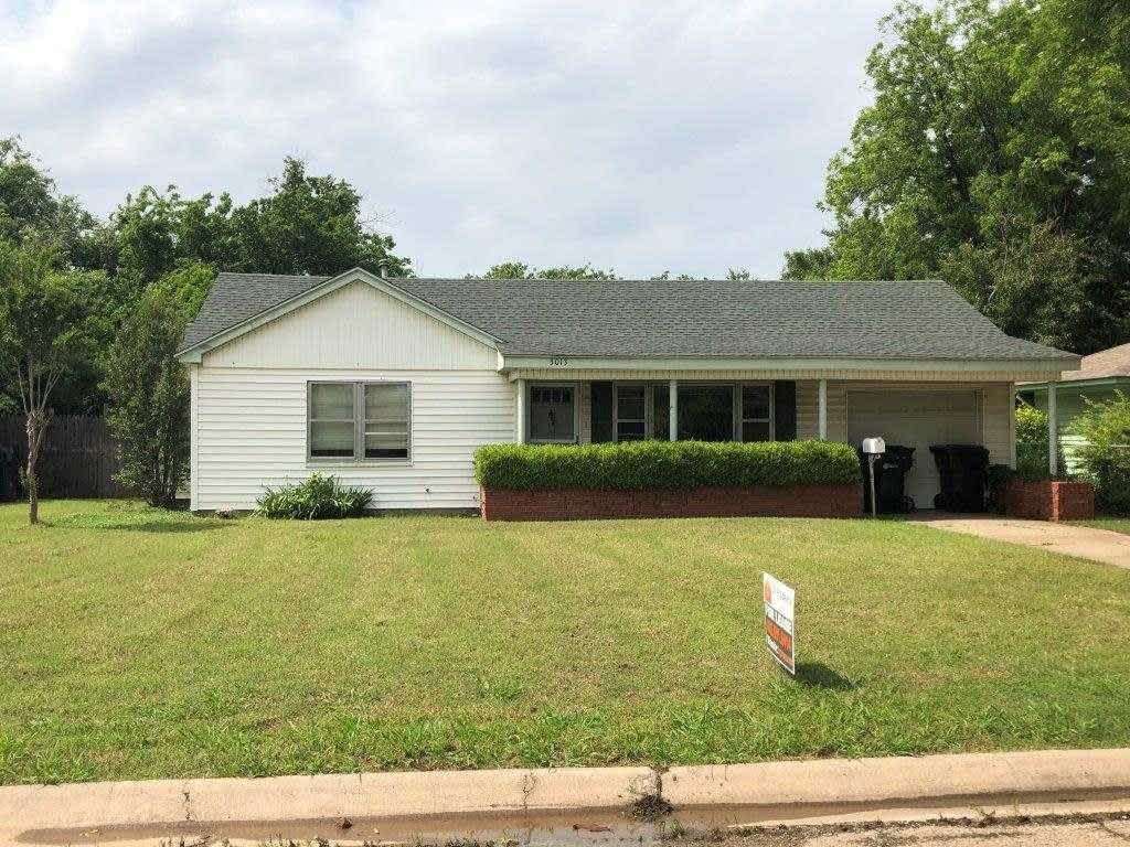 Lots Of Character Wood Vinyl Flooring And Carpet Large Fenced Yard Ready For Move In – photo 1