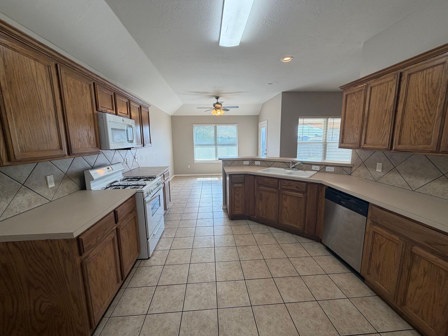 3 Bed 2 Bath Home in Mustang – photo 5
