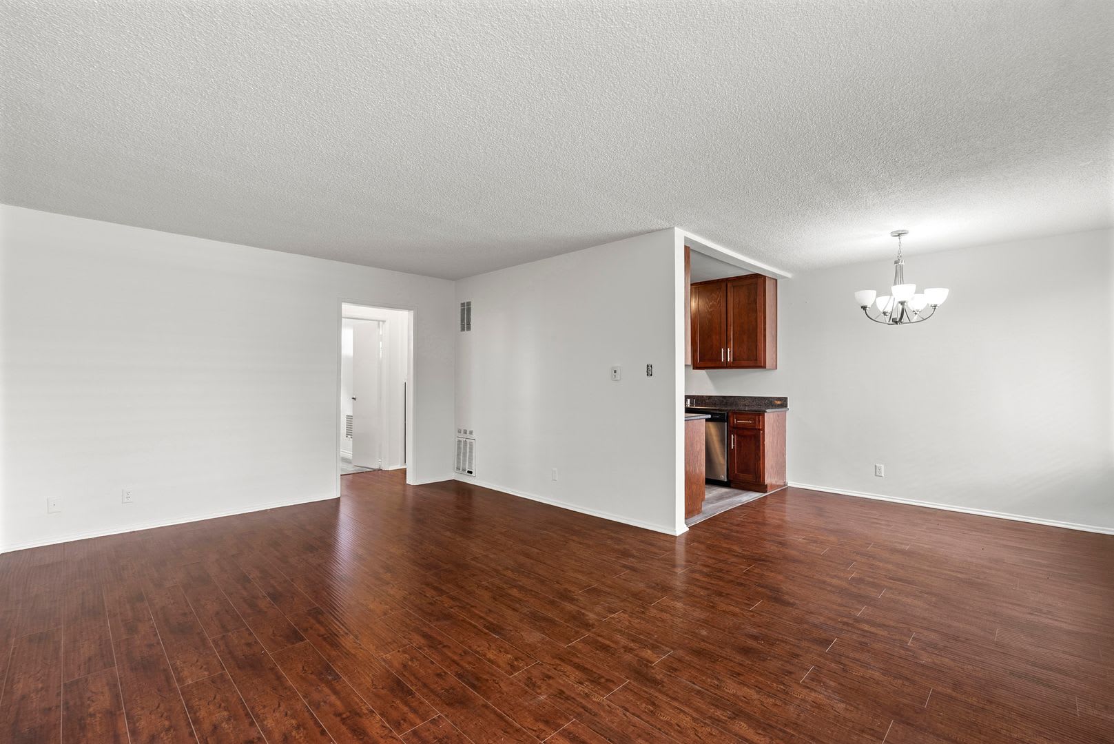 Spacious 2-Bedroom Near Beverly Hills – *** 1 Month Free! *** – photo 3