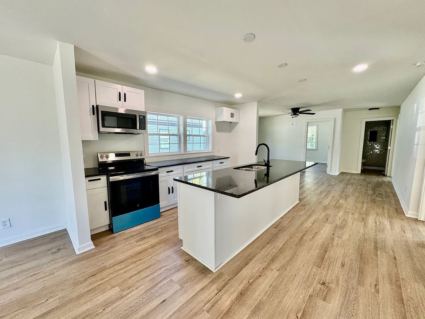 Room in 4 Bedroom Home in Concord – photo 4