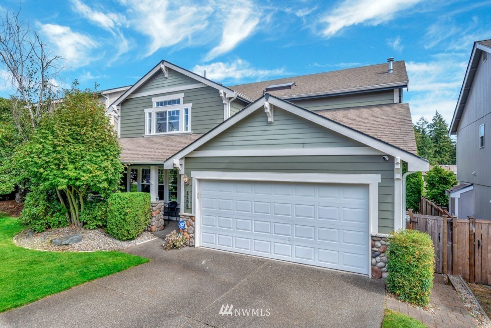 Spacious home in Lacey. Apply today to call this home yours!! – photo 1