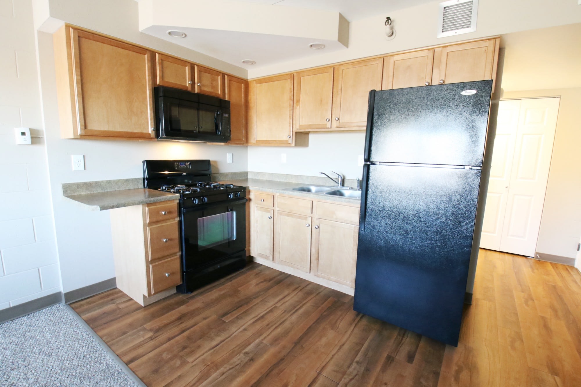 River Tower Apartments – photo 5