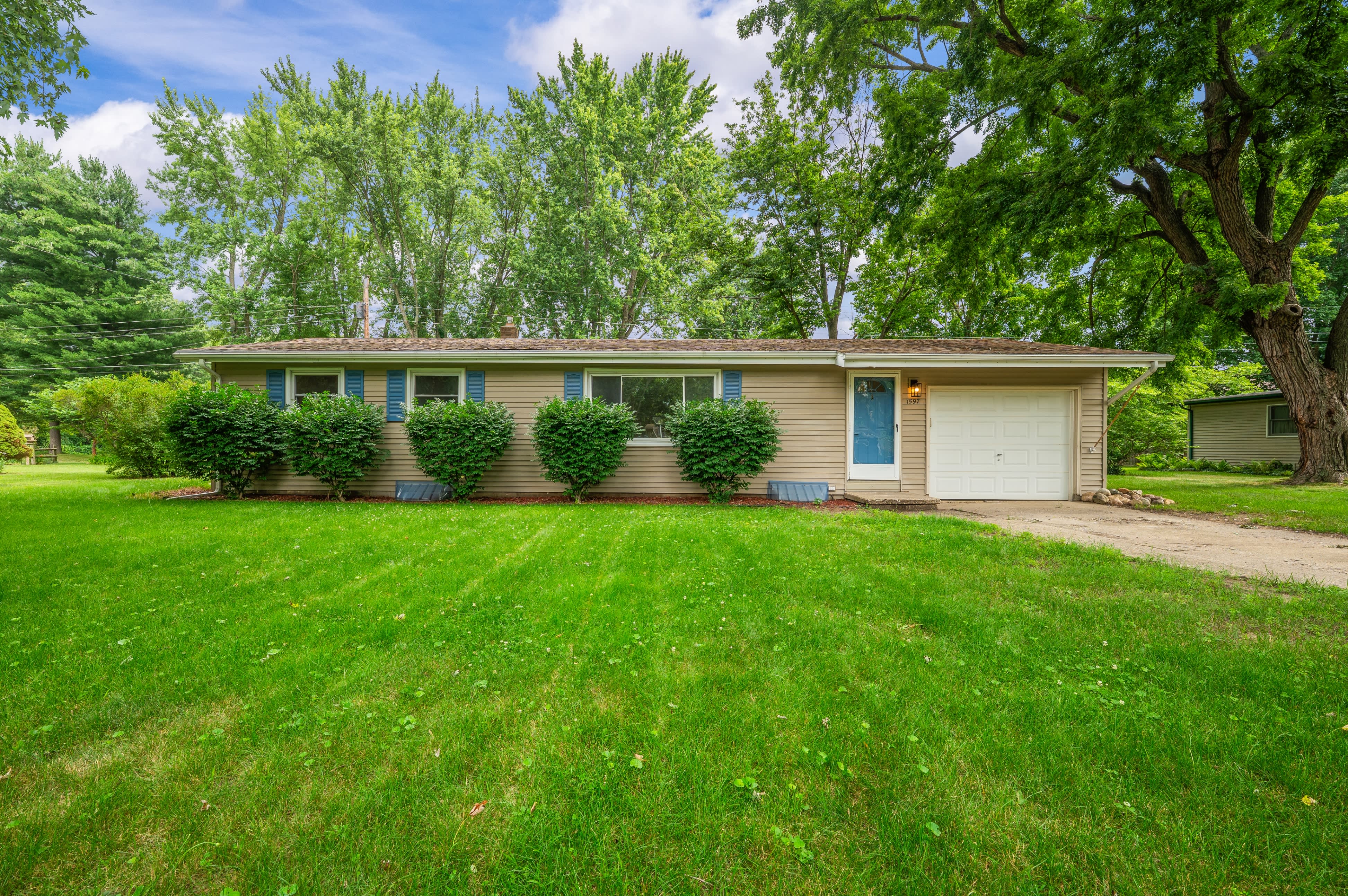 1597 Edward Dr – photo 2