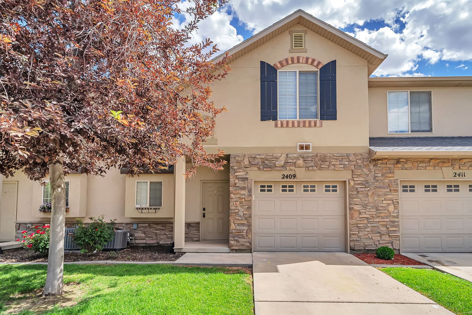Beautiful Riverton Townhome In Gated Community W 1 Car Garage Attached – photo 1