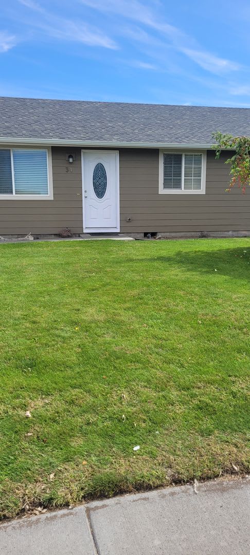 Cozy home on large lot w/fenced backyard – photo 1