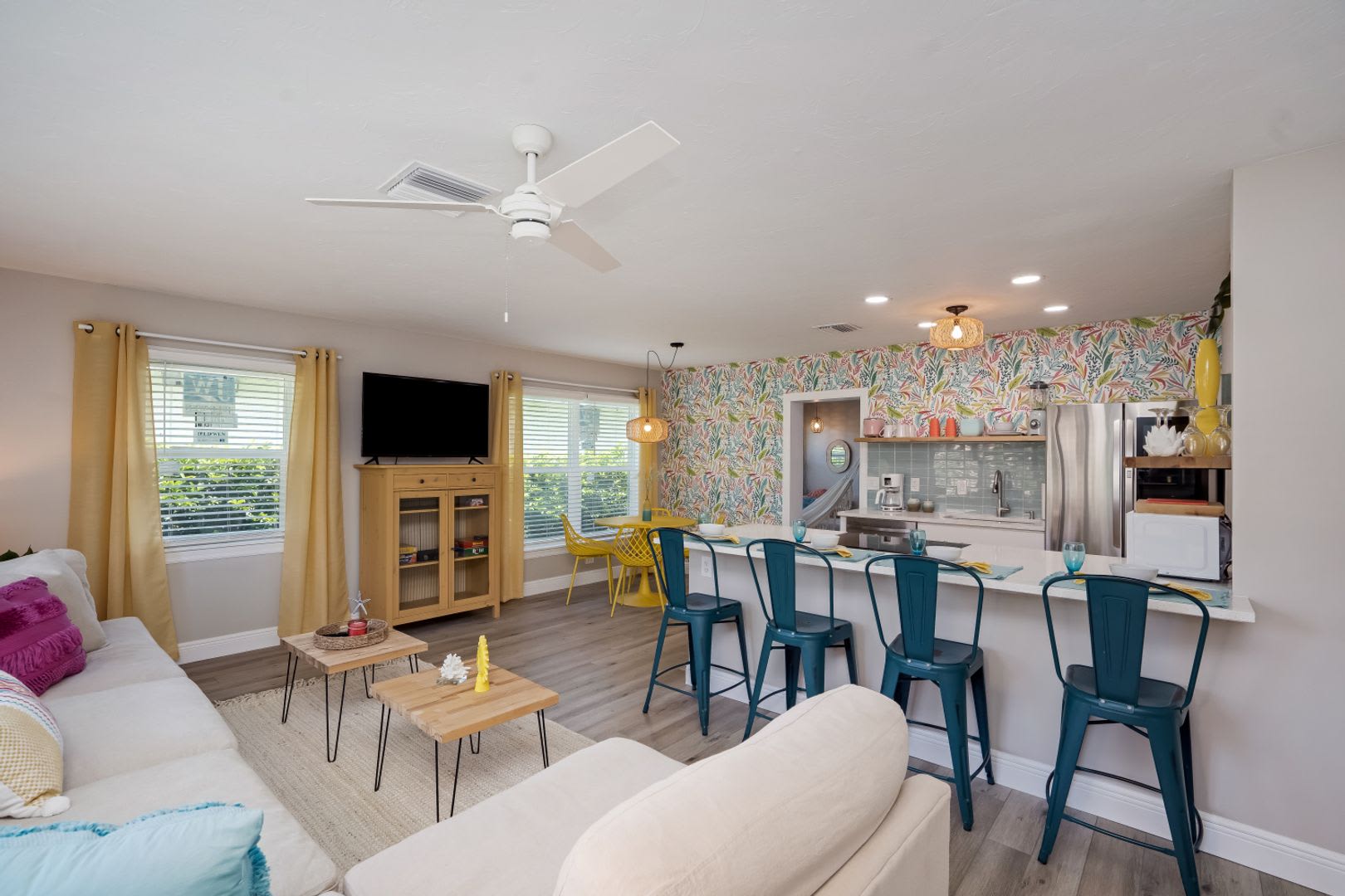 Beautiful 2-Bedroom, 2-Bath Home in Bradenton – Available Furnished or Unfurnished – photo 2