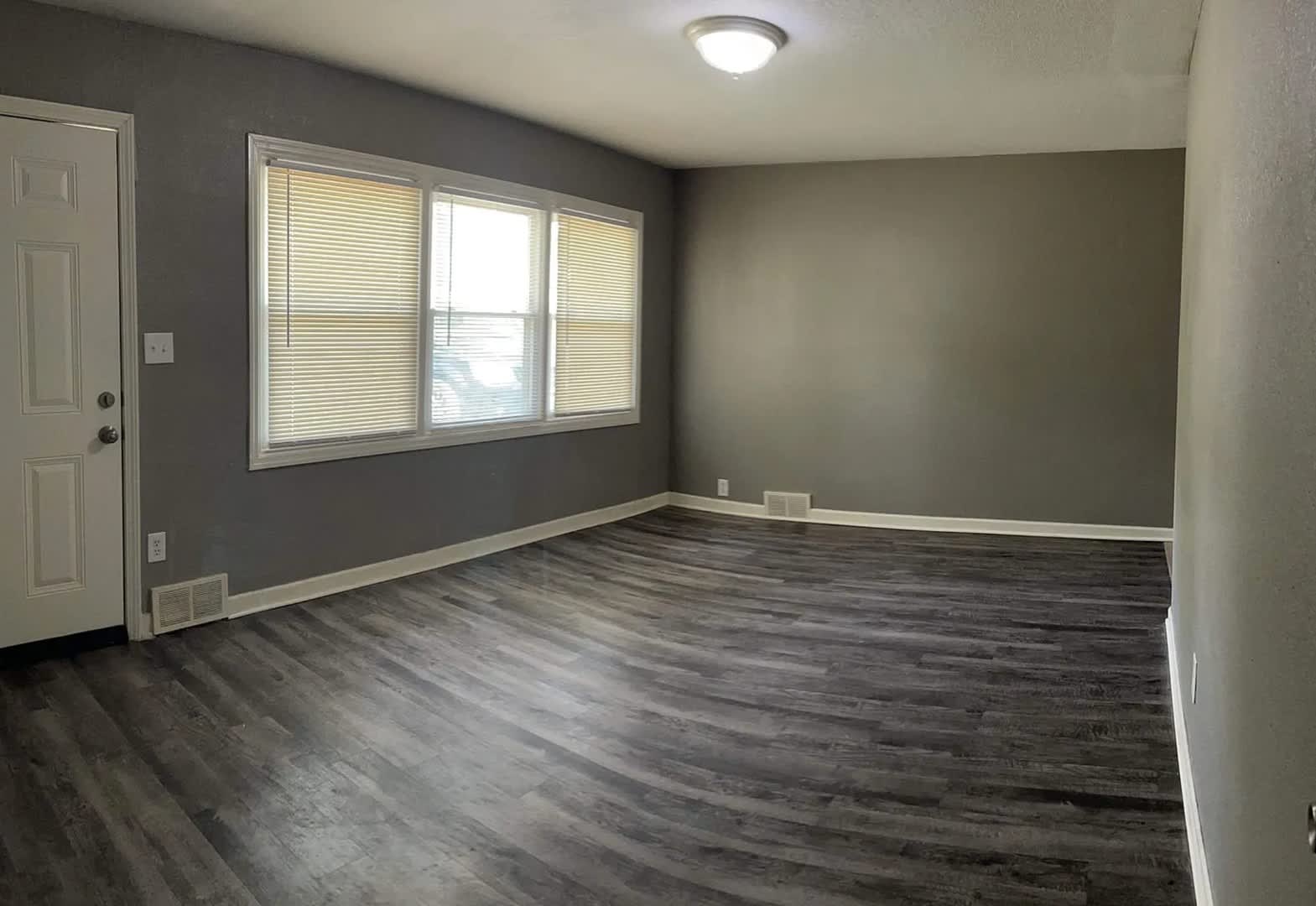 4 Bed, 1 Bath Home in South Kansas City! – photo 3