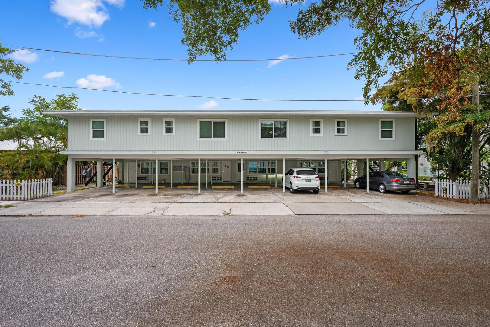 Beautifully Updated 1 Bedroom 1 Bathroom First Floor Condo Located In The Highly Sought After Downtown Historic Neighborhood Of Laurel Park – photo 3