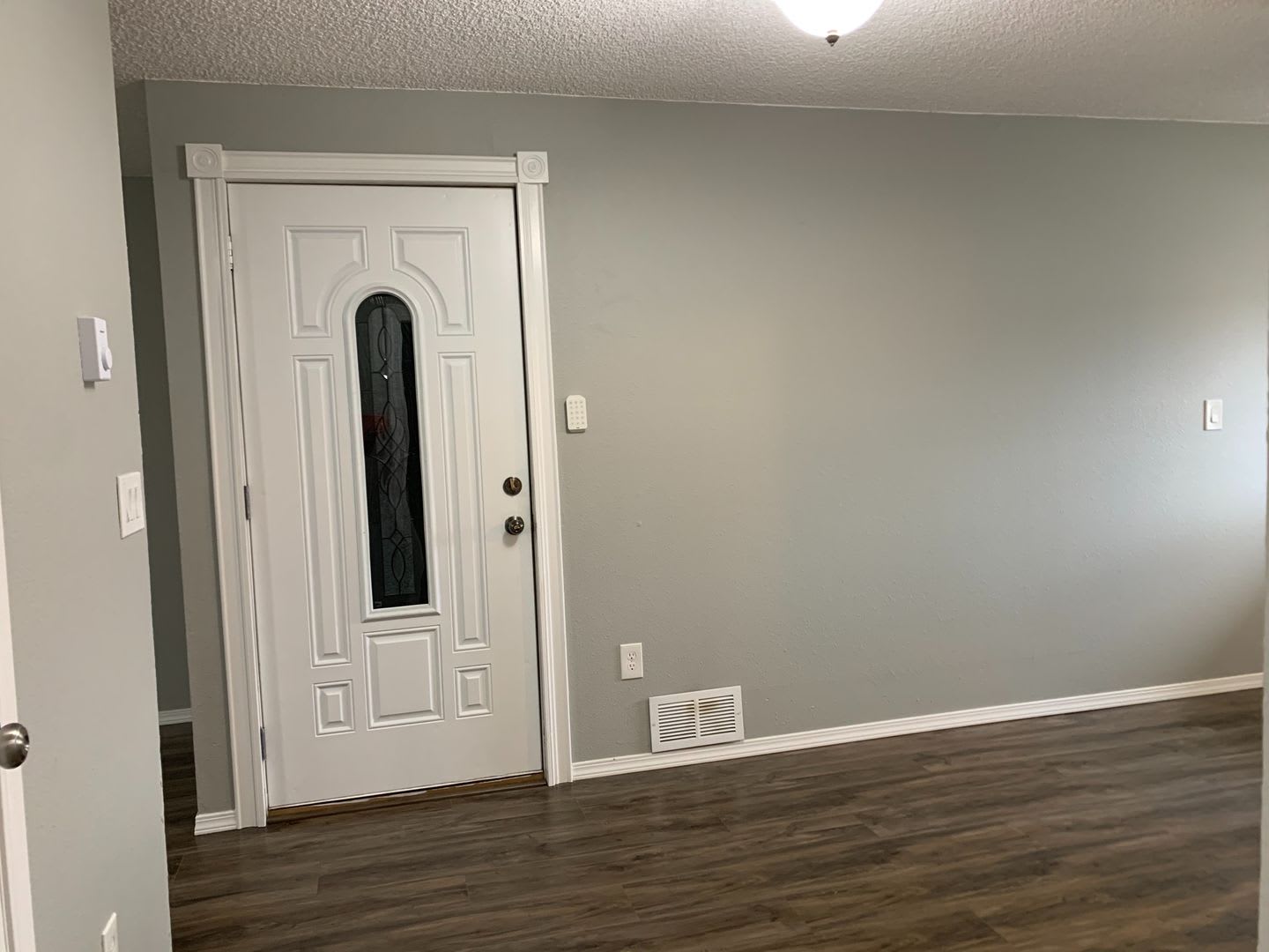 Adorable Ash Street 2Bed 1 5Ba Condo If Moved In By 8 31 First Full Month Of Rent Free Free 42 Inch Flat Screen Tv – photo 2