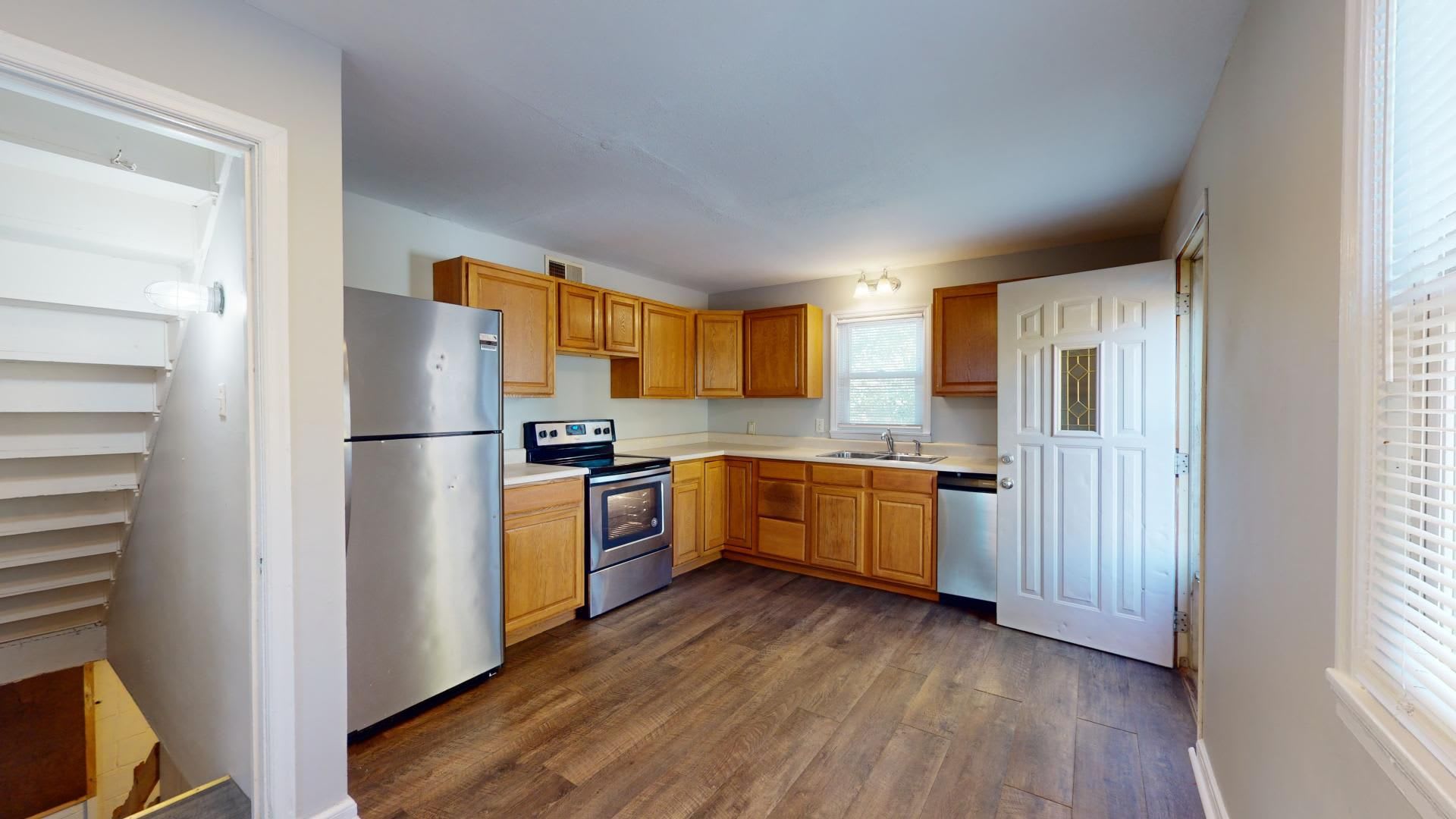 AVAILABLE NOW! Spacious 4 Bedroom House Near Campus – photo 2