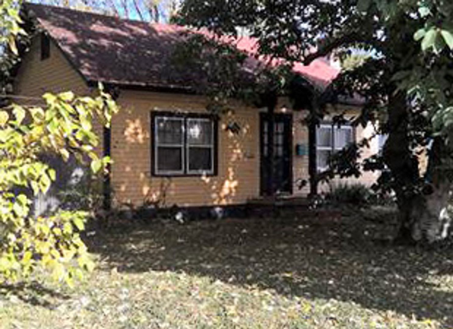 Cozy 2 BR House from Yesteryear in the Desirable North Limestone Area! Hardwood Floors, Pets Ok! – photo 1