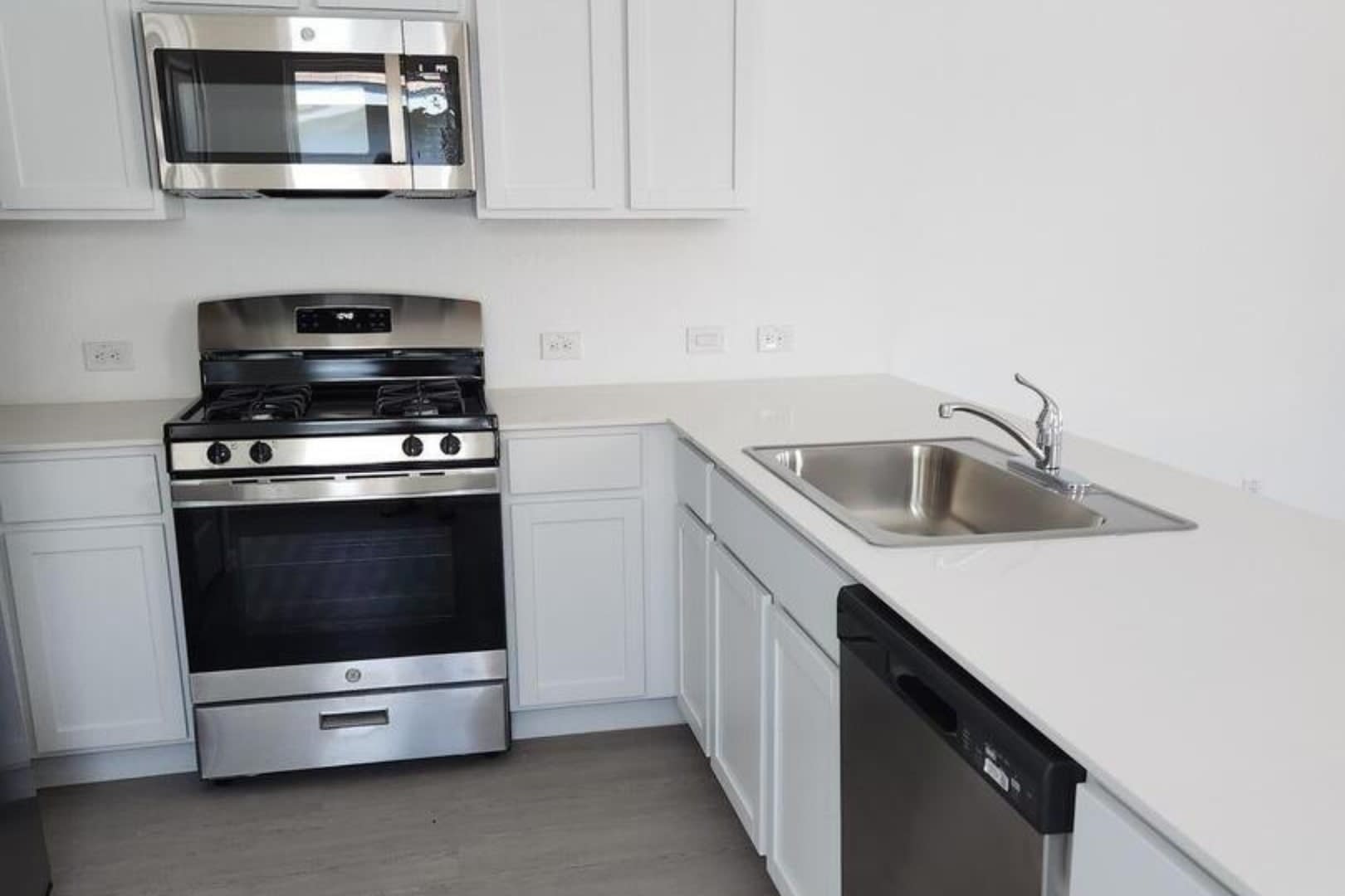 Charming & Modern Single-Story 3-bedroom, 2-bath in Aston Park – photo 4