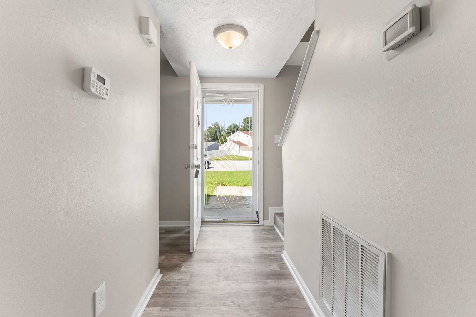 Two Story in Cul-de-sac ready for new tenants! – photo 2