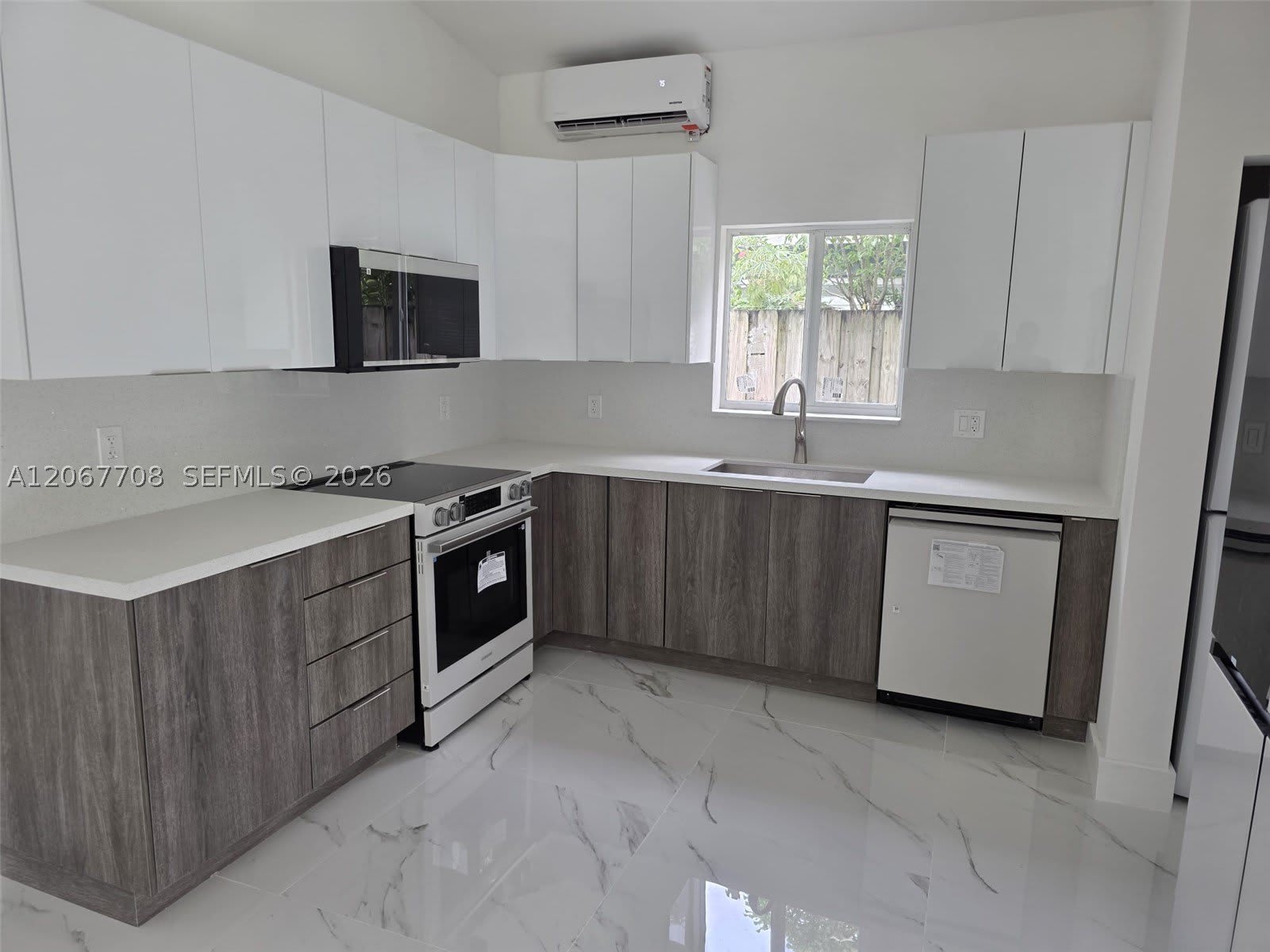 111 NE 45th St – photo 4