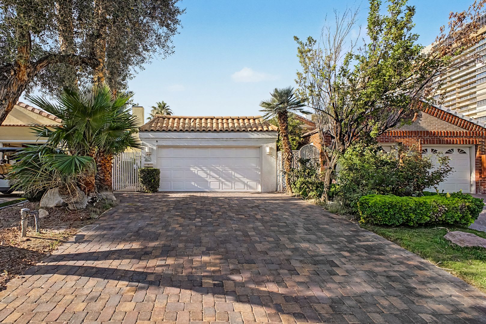 Las Vegas Country Club Home on the Golf Course with Pool! – photo 2