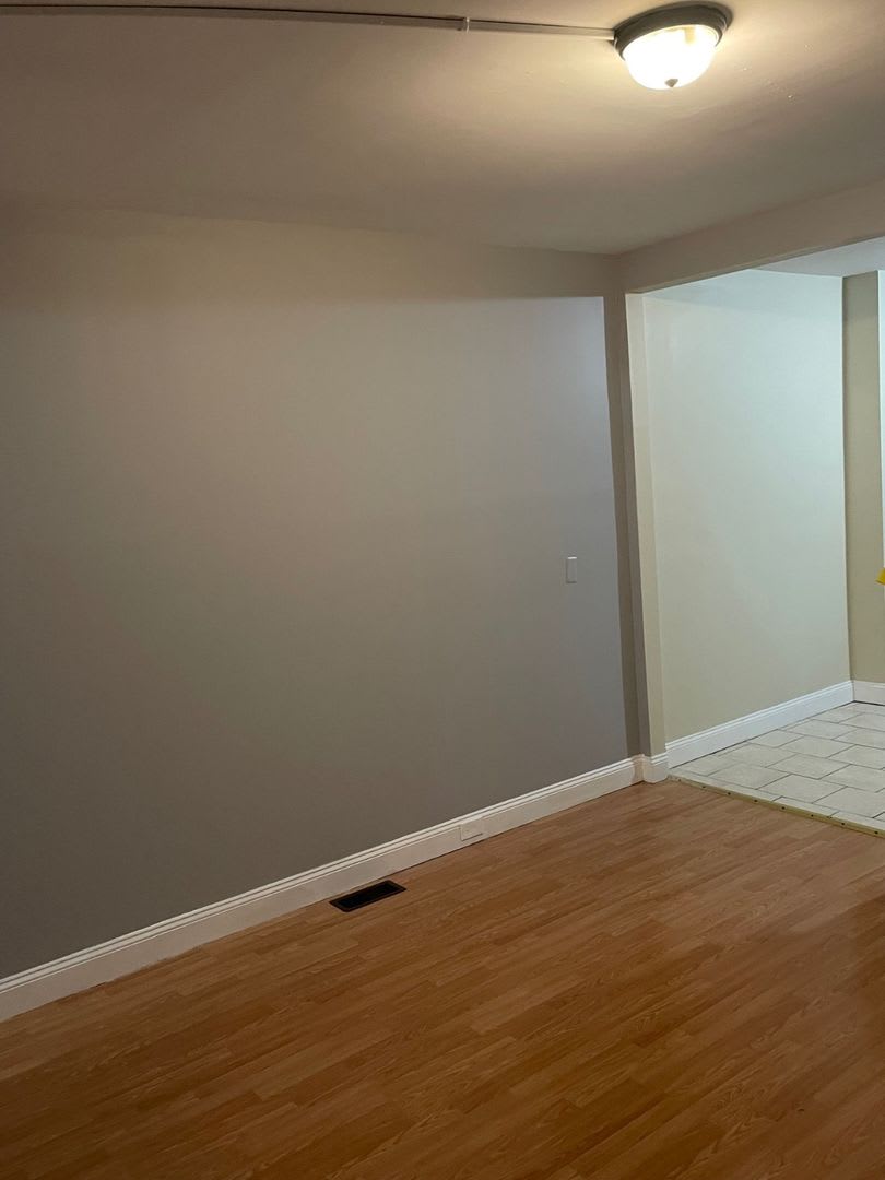 Three Bedroom One Bathroom Ready For ASAP Move In – photo 2
