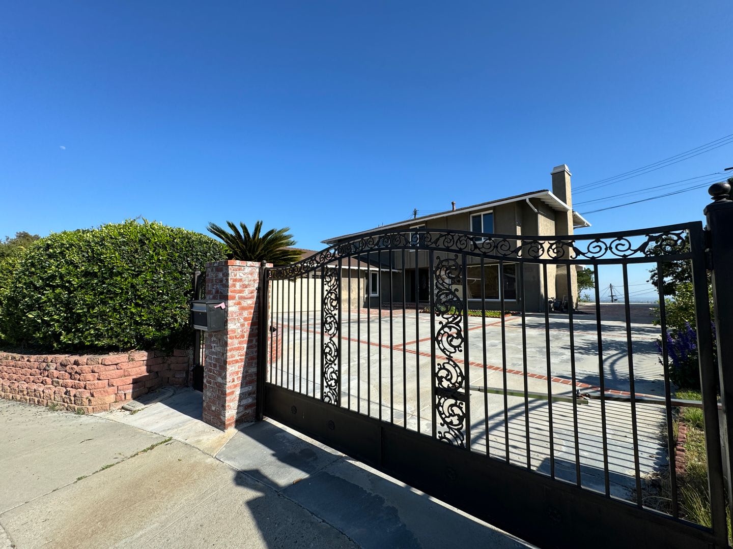 Four Bedroom, Three Bathroom House in Whittier Hillside Neighborhood – photo 1