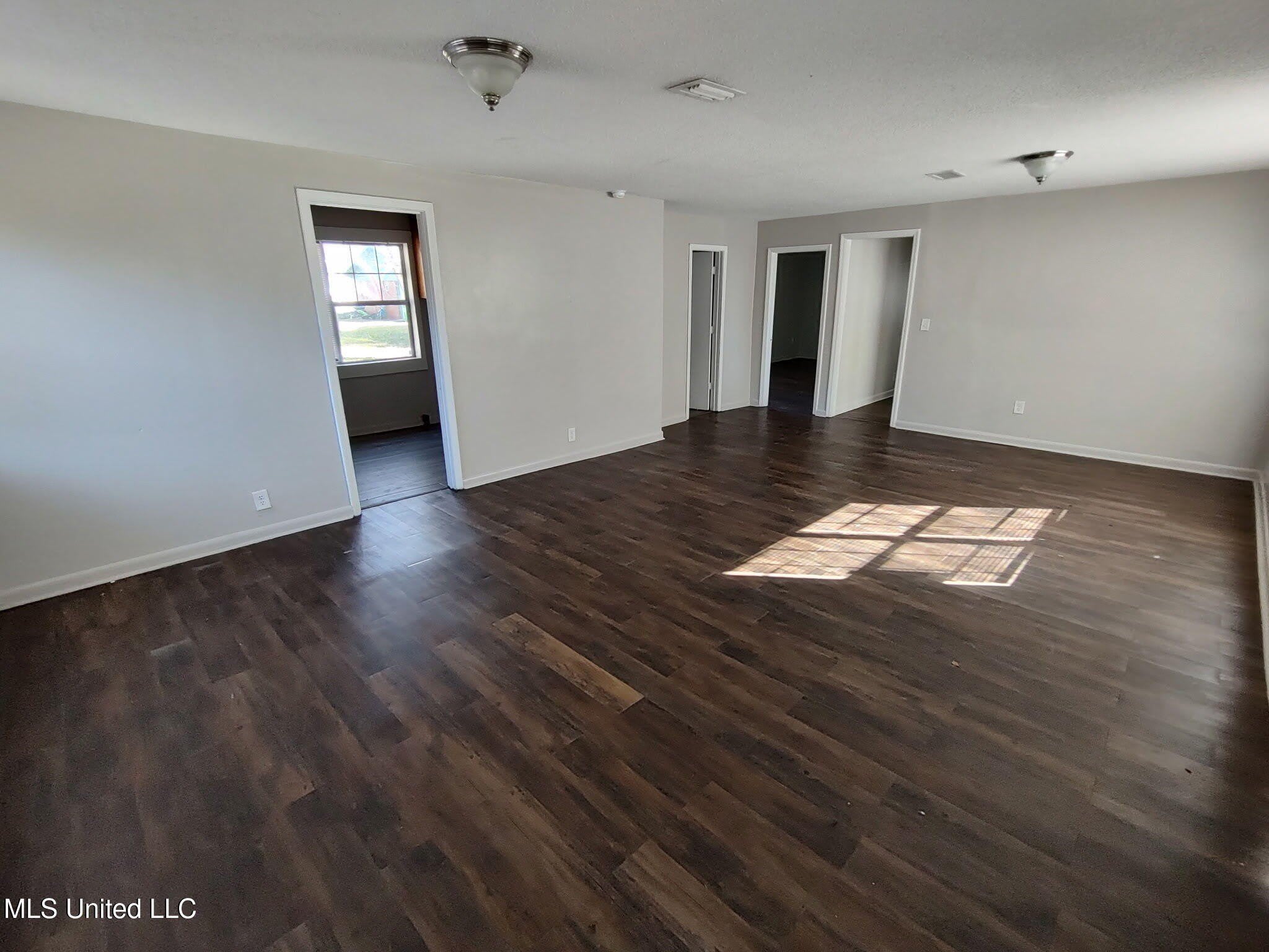 5443 Hubert Street – photo 3