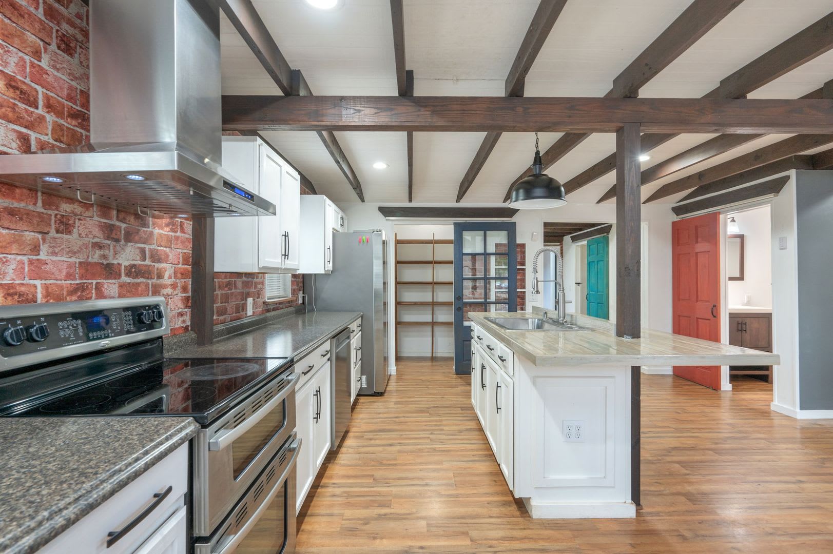 MOVE IN SPECIAL!! $500 off first month's rent! – photo 2
