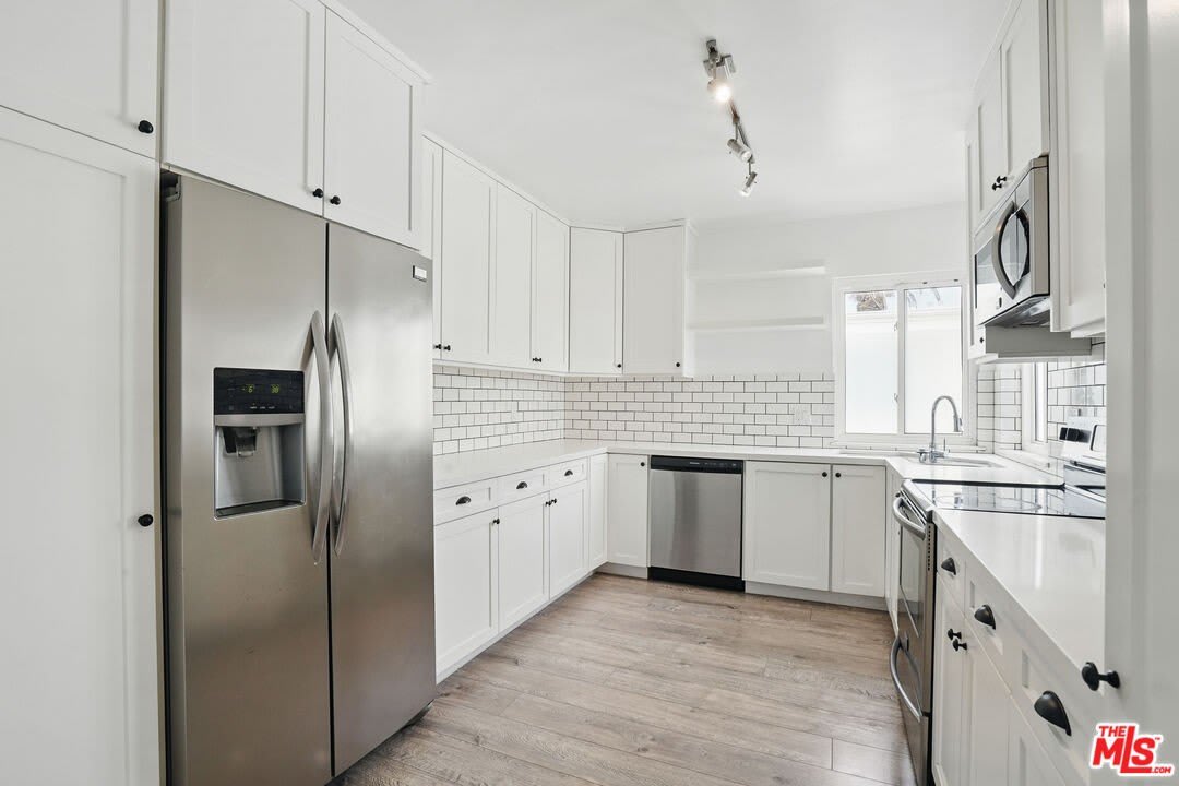 930 3rd St – photo 3