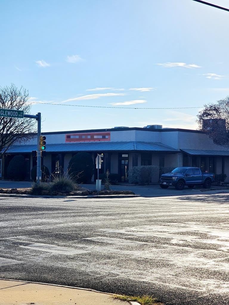 4200 Maple Ave – photo 1