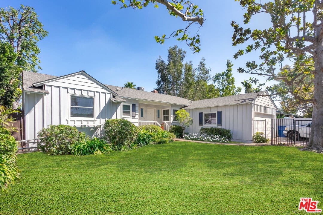 2536 Roscomare Rd – photo 1