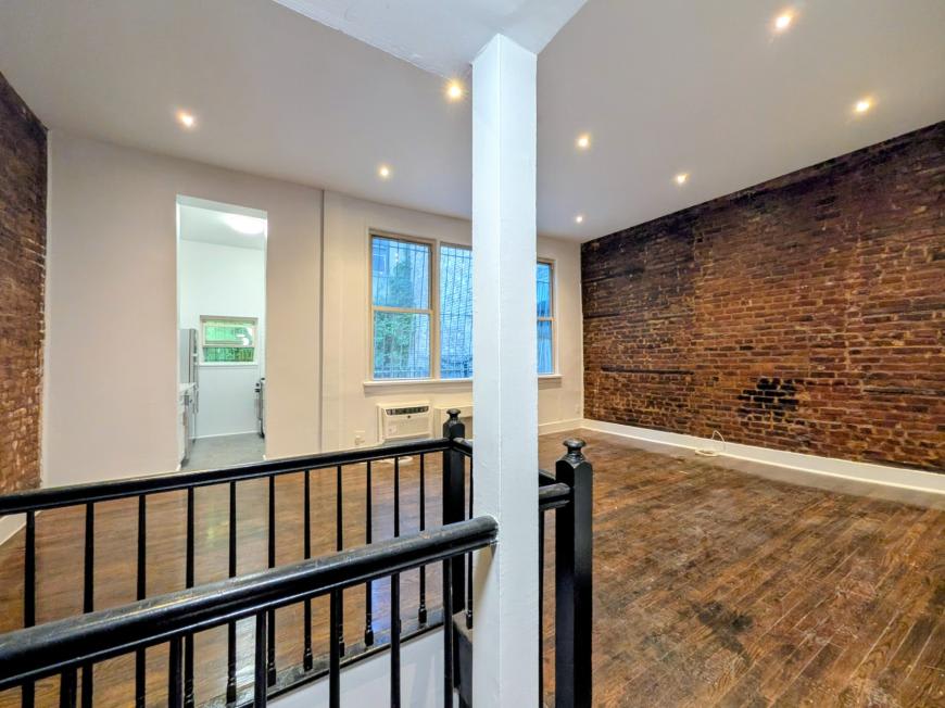339 West 19th Street – photo 1