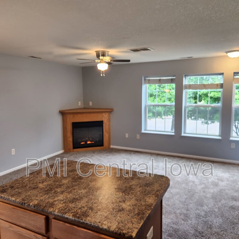 305 NE Kingwood – photo 3