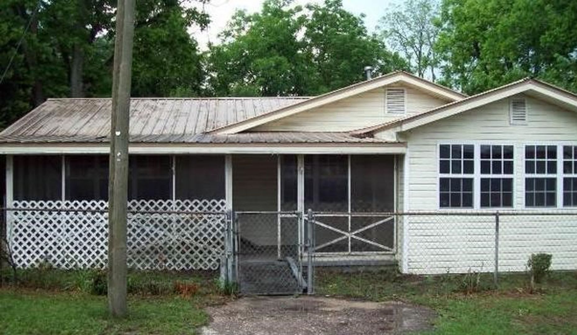 Crestview Large Cute Farmhouse home 3 bedroom 2 bath over 2000 SQ Feet. – photo 1