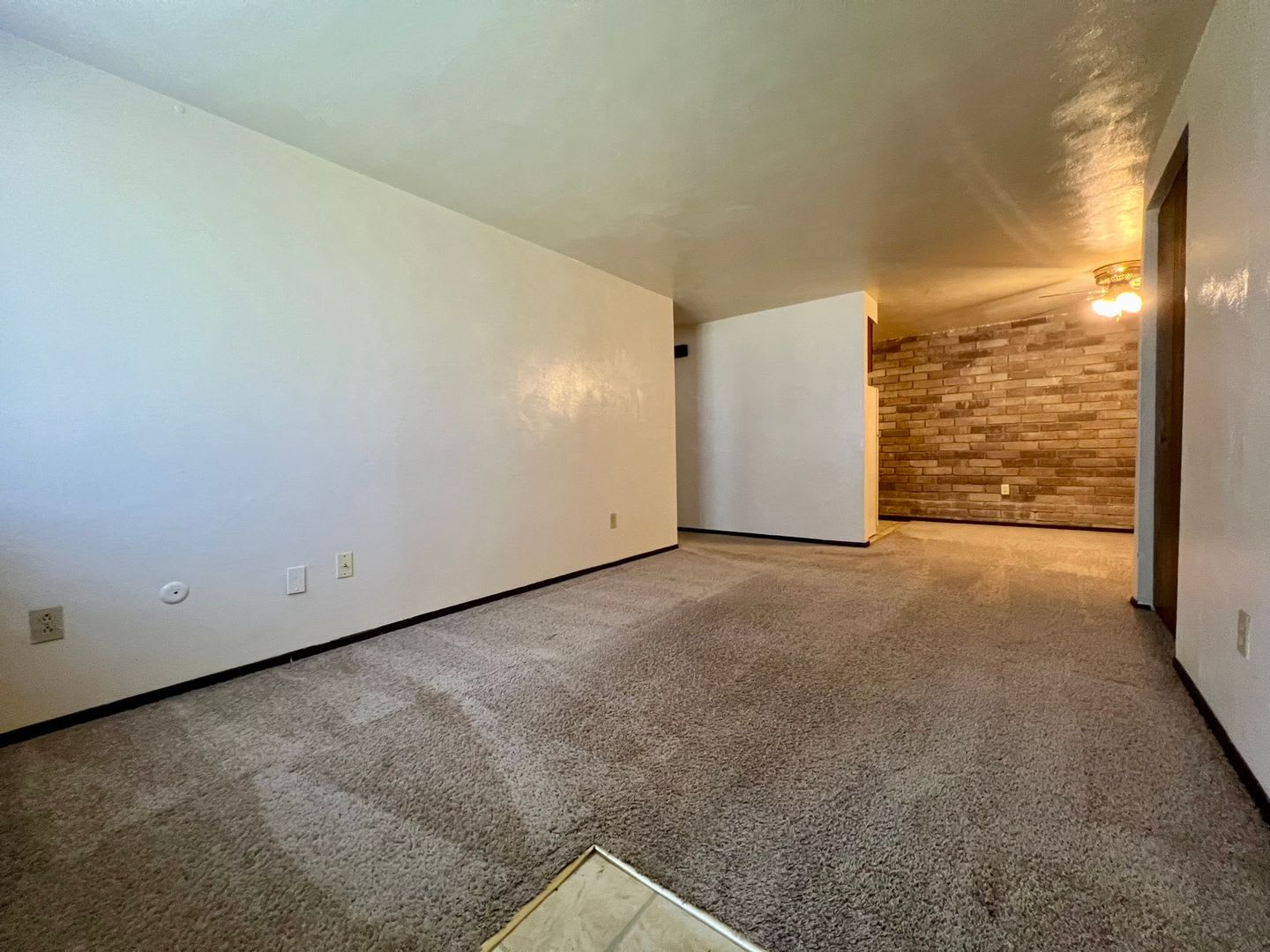 Cozy One Bedroom Apartment! Exposed Brick throughout & Laundry On-Site! Call Today! – photo 2