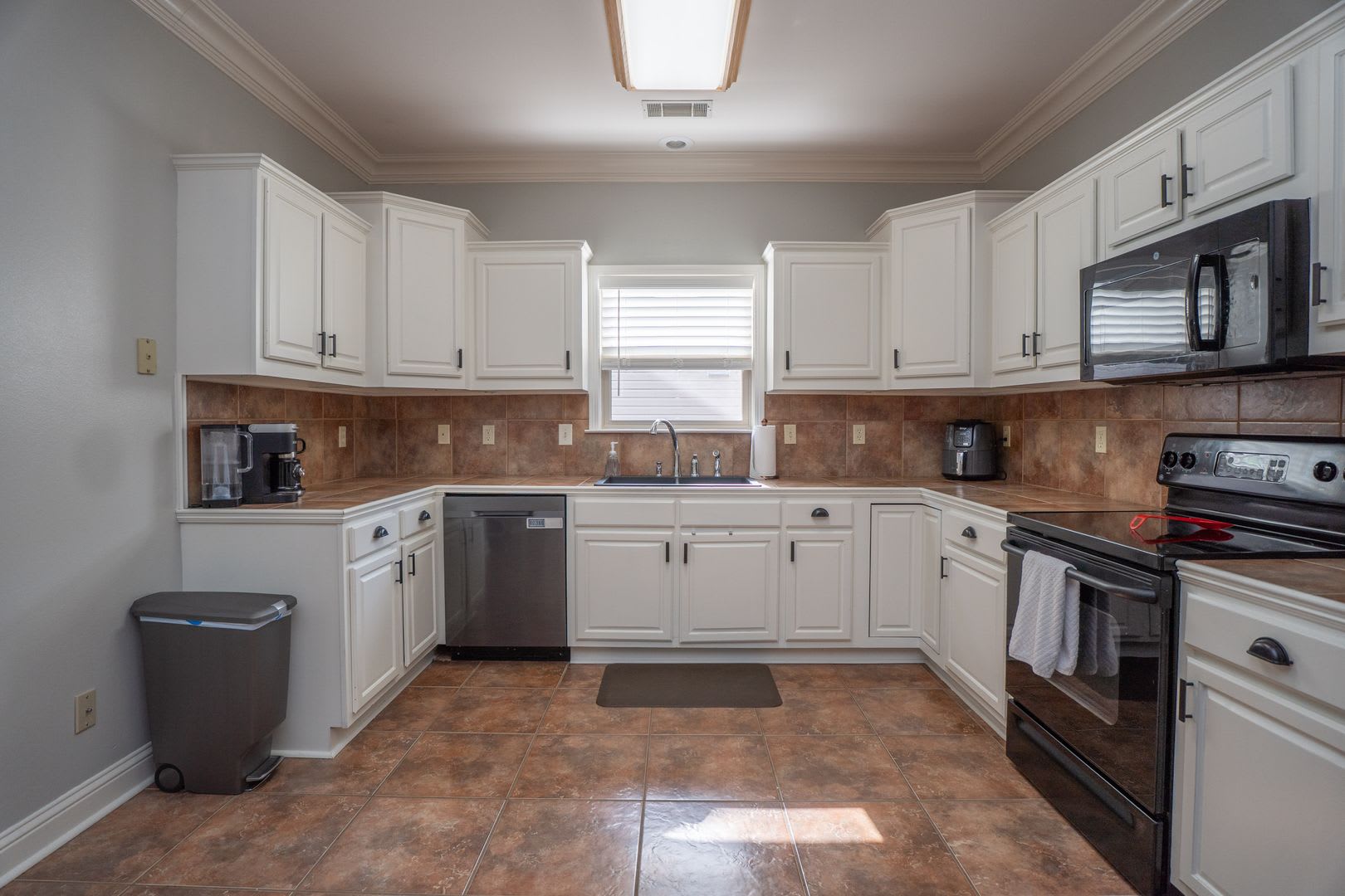 Spacious 3Br 2Ba With Modern Updates – photo 4
