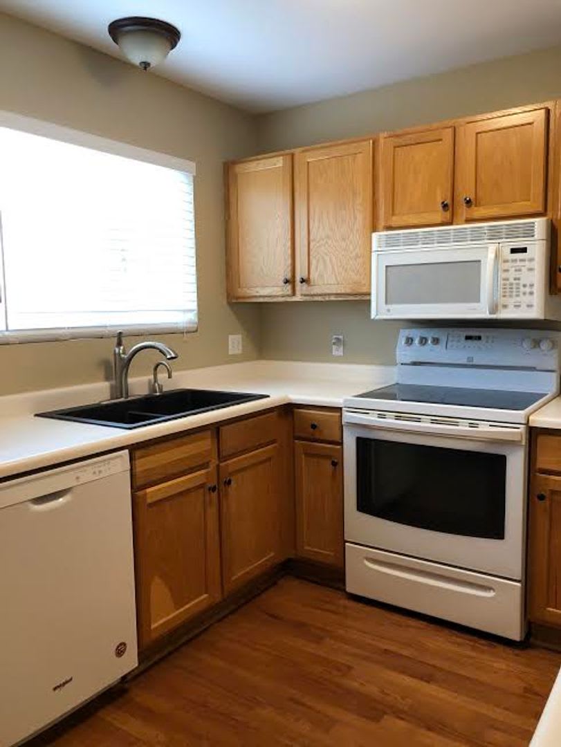 Beautiful 2bd, 2 ba 1,365 sq. ft. Condo, New Paint and Carpet, Fenced Yard, Close to Everything – photo 5
