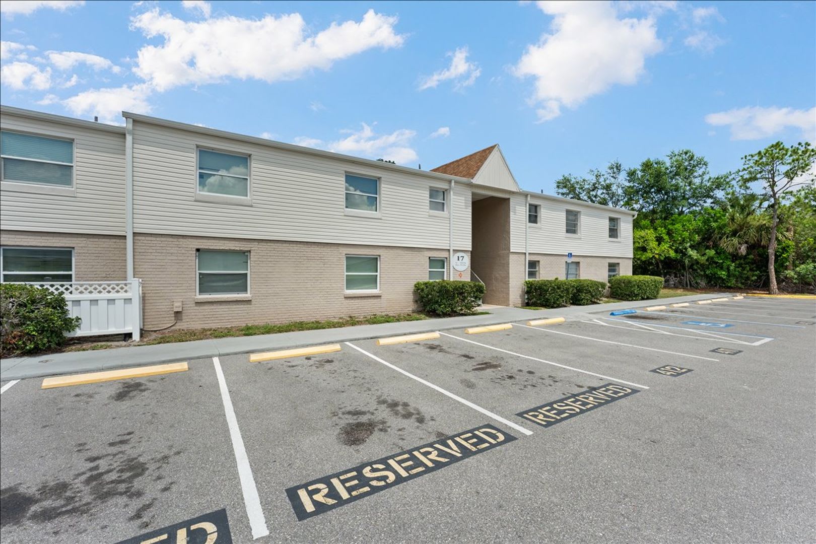 Spacious 4 Bed Condo – photo 2