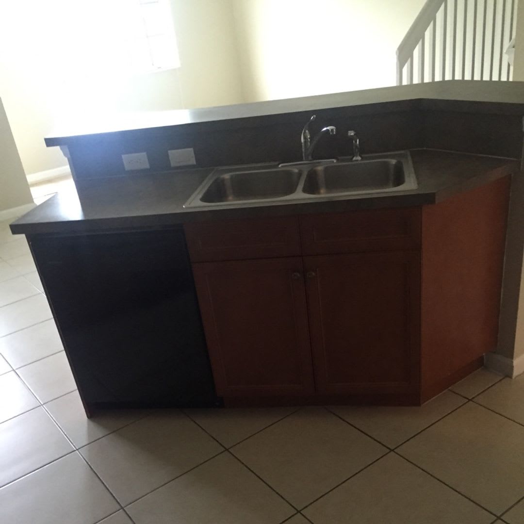 Large Townhouse with Garage – photo 4
