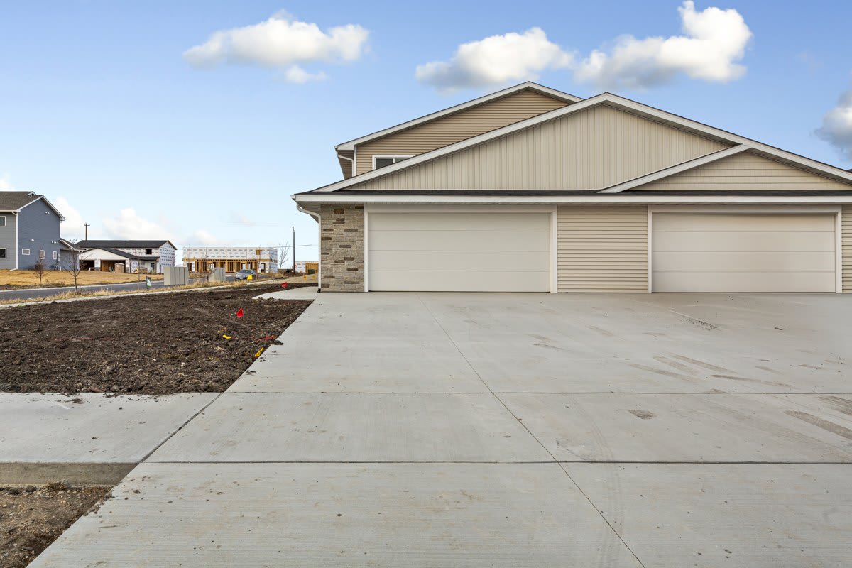 3200 Noble Dr – photo 1