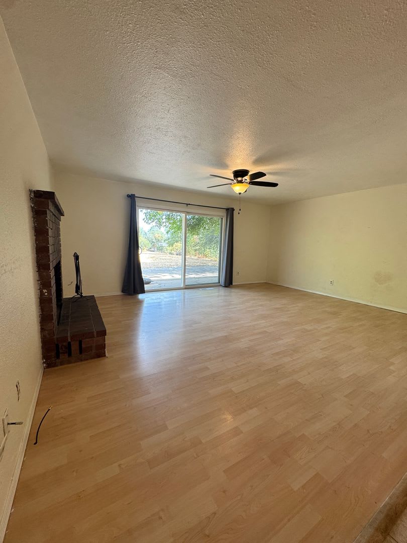 SIZEABLE 3 BED 2 BATH HOME IN THE STARLIGHT SUBDIVISION – photo 3