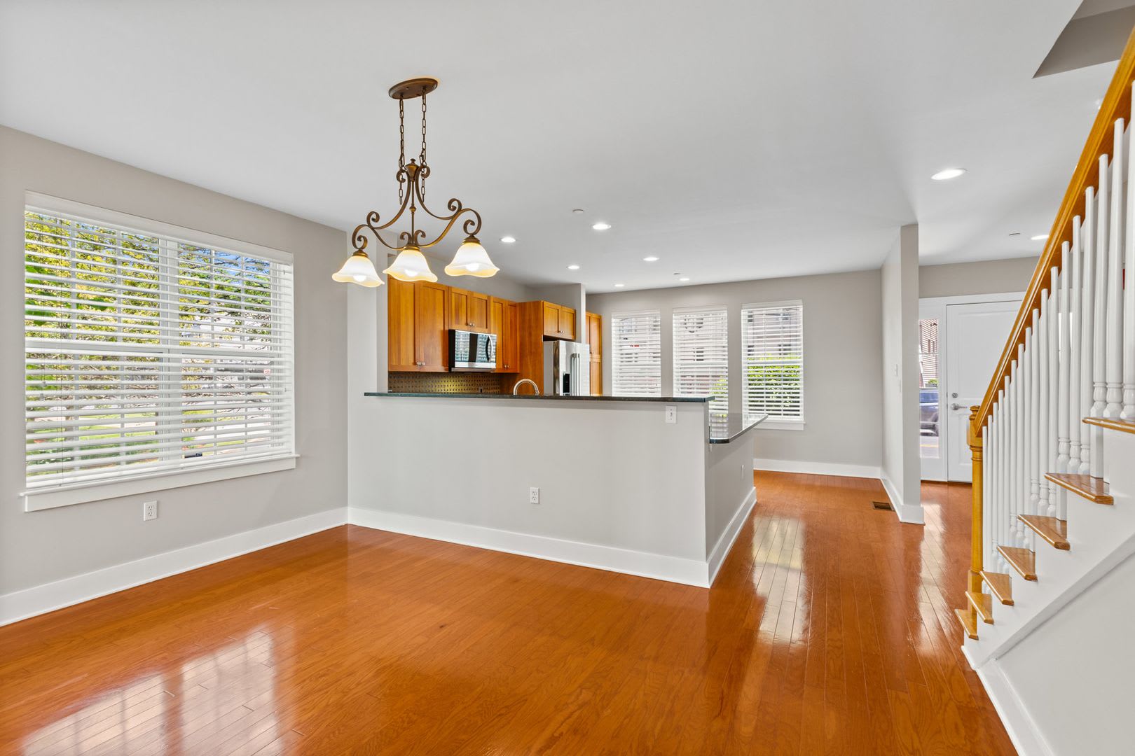 Private, light filled end unit townhome: 3 bed, 2.5 bath, 2,400 sq ft – photo 4