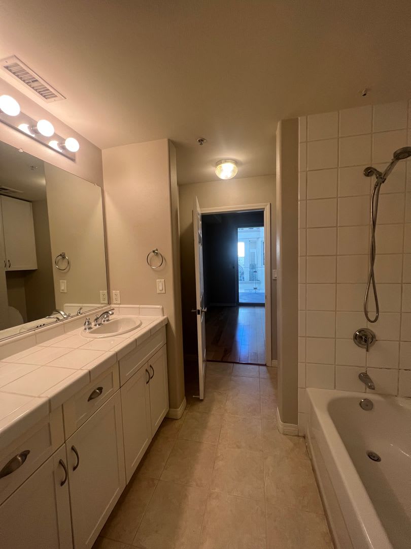 1 Bed Unit in Little Italy – photo 4