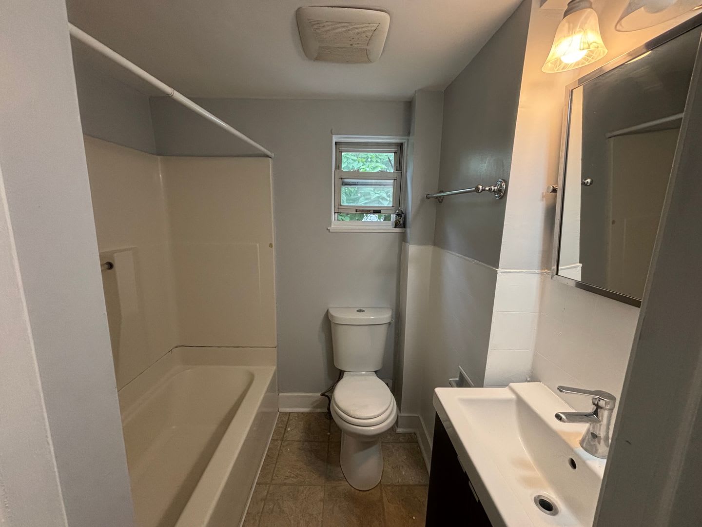 End Unit Townhome Move In Ready In Norristown With Deck – photo 5