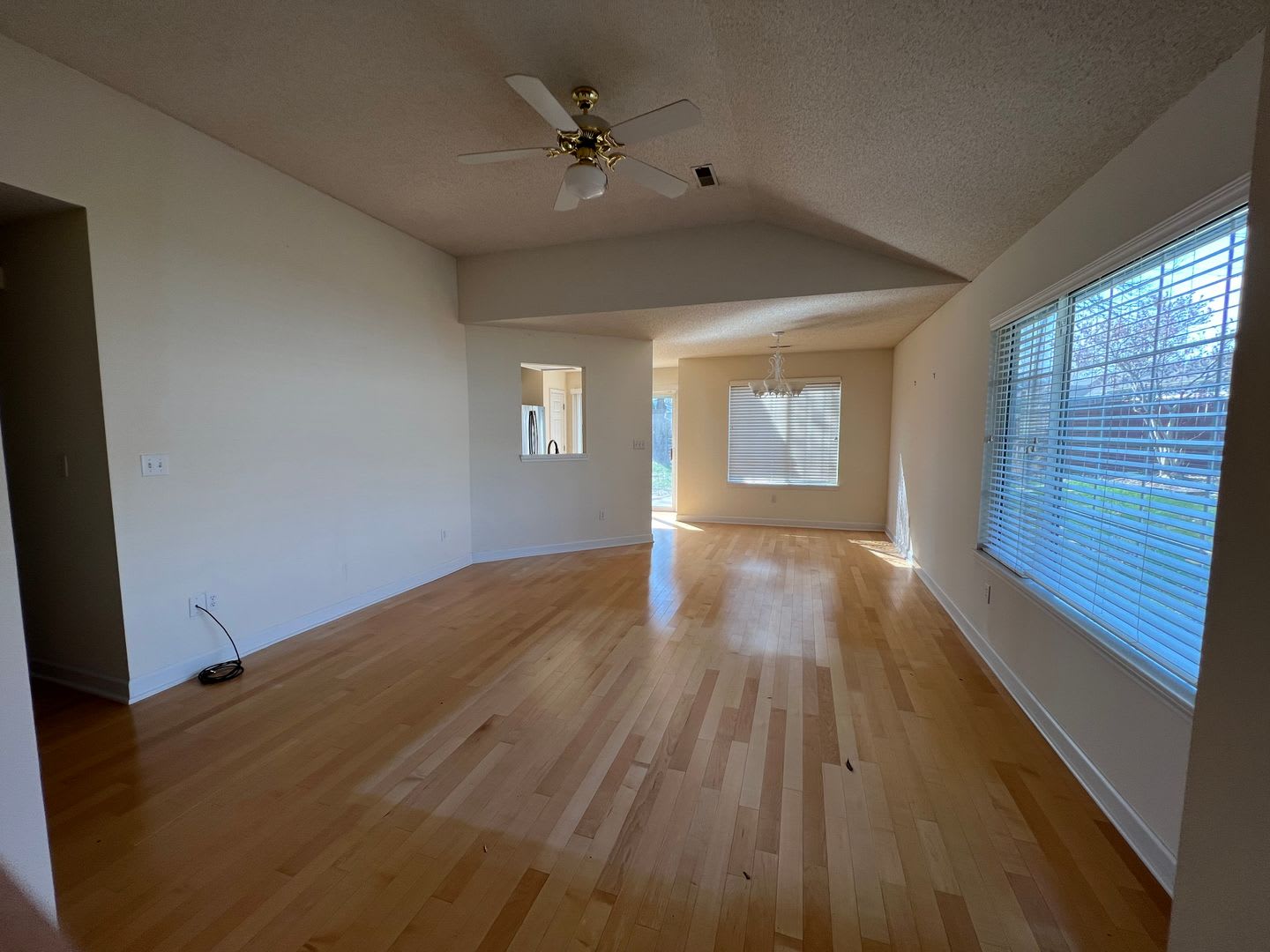 Super Nice 3bed, 2bath house with 2 car garage in Central Location – photo 4