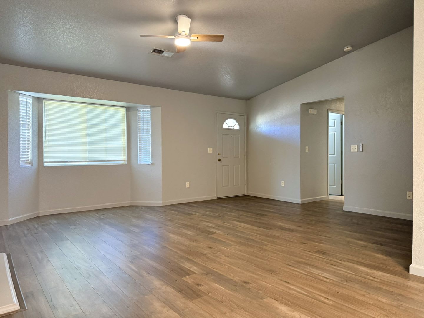 4 2 With Open Floor Plan Available Now – photo 2
