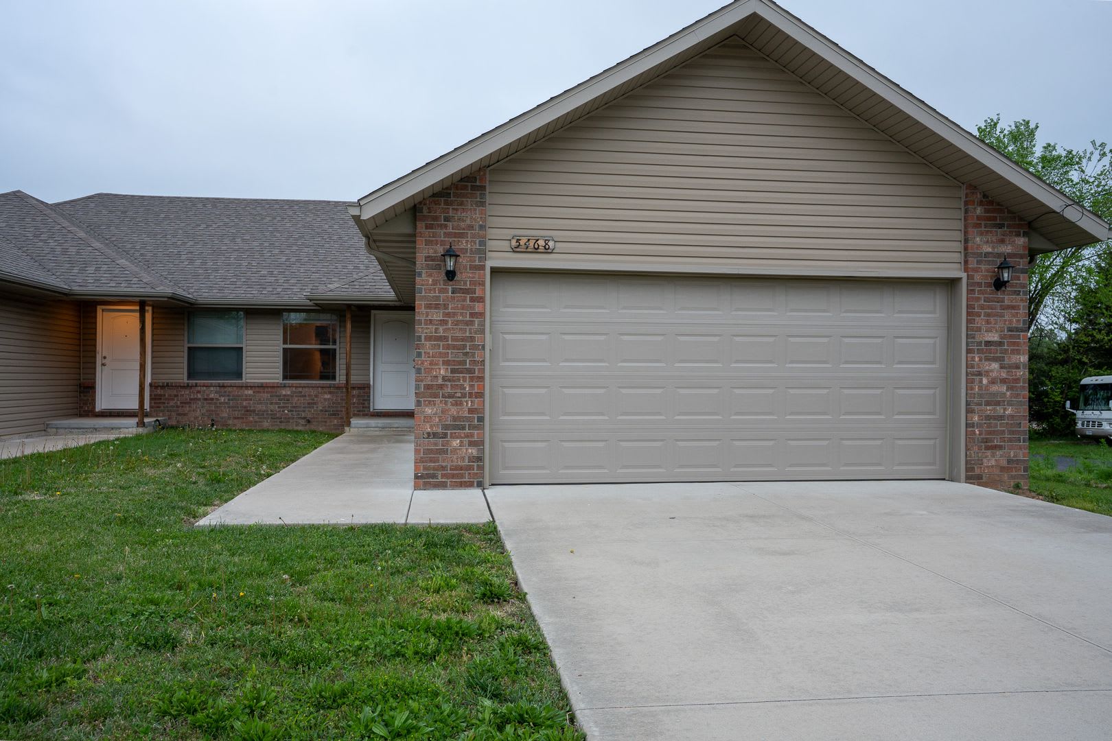 3 Bedroom Duplex With A Fenced In Yard In Battlefield Mo – photo 2