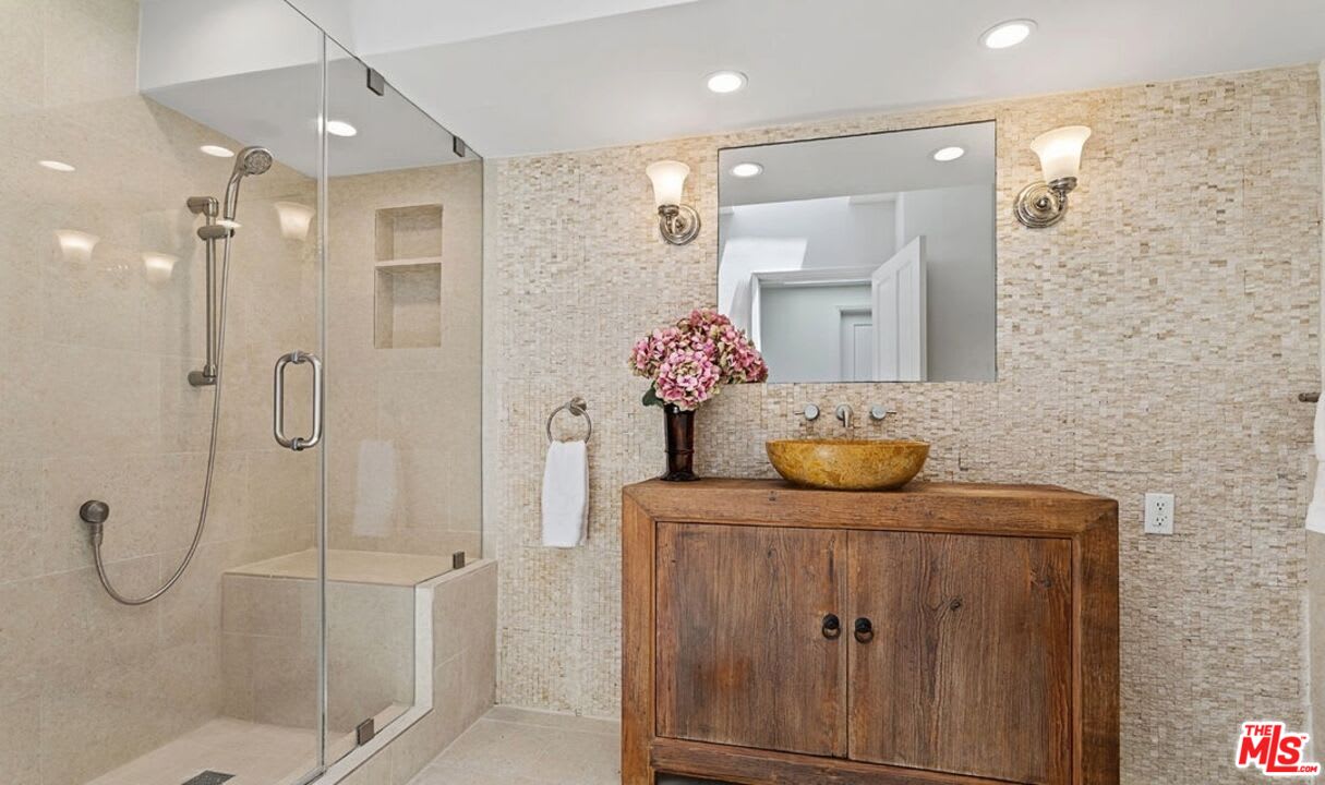 3933 Mandeville Canyon Road – photo 1