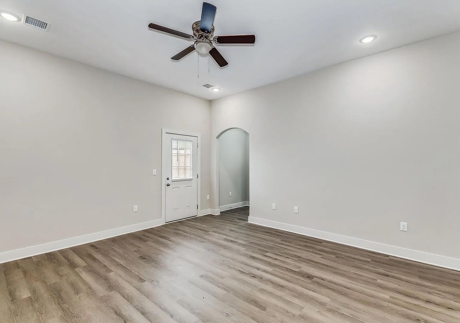 Beautiful 3 Bedroom 2 Bathroom Townhome – photo 3