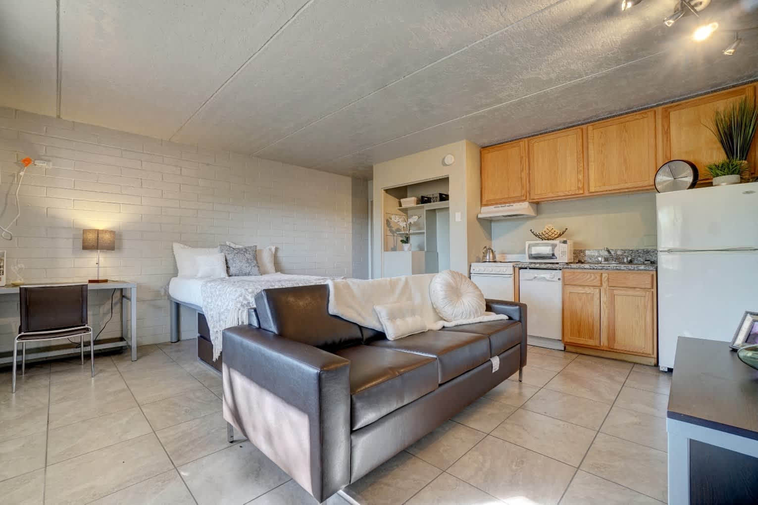 University Manor Apartments – photo 2