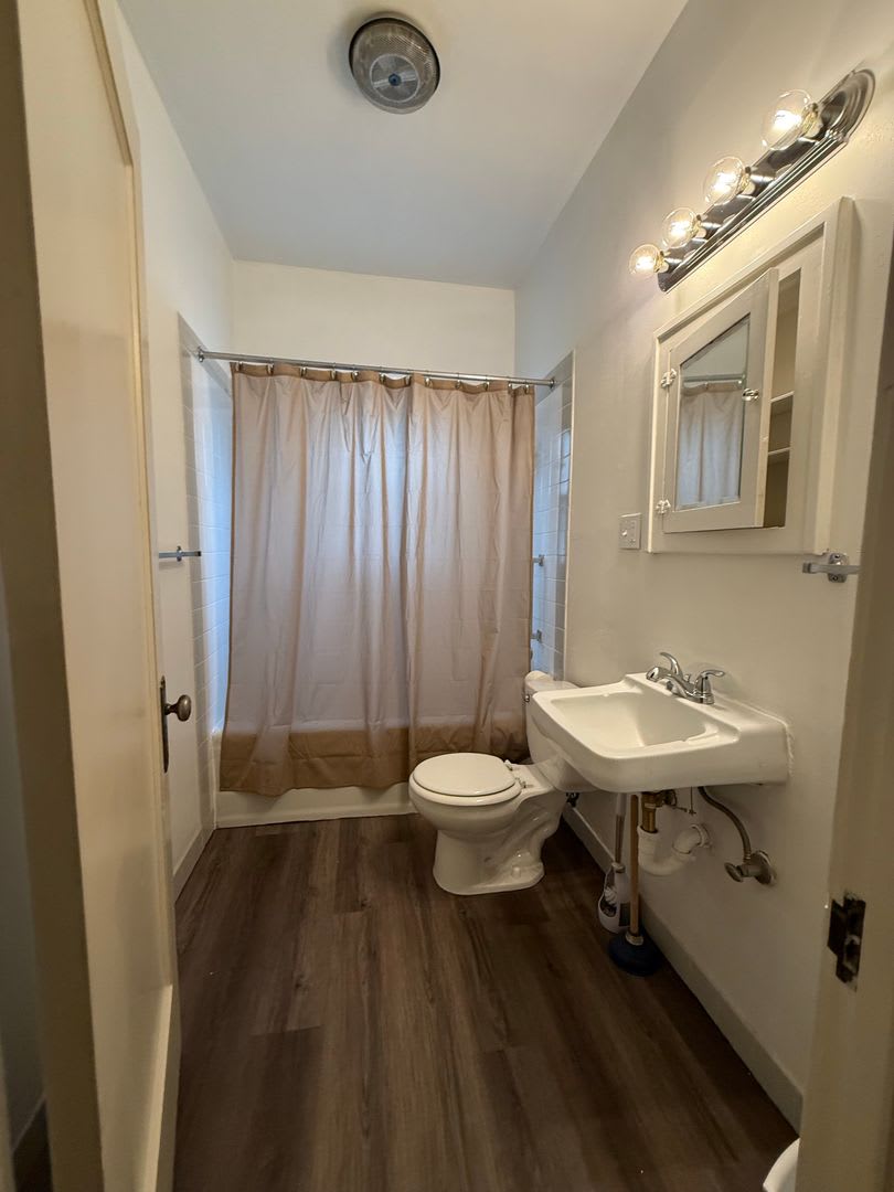 Cute and FURNISHED 1 bedroom, 1 bath duplex AVAILABLE NOW! – photo 4