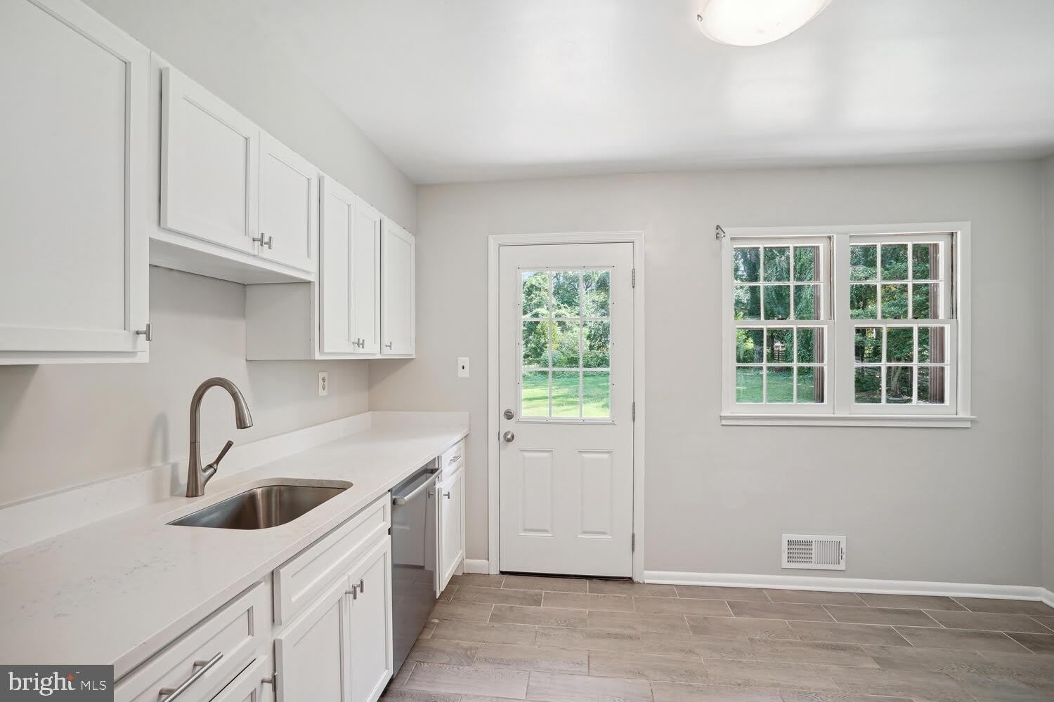 1633 WARNER Avenue – photo 4